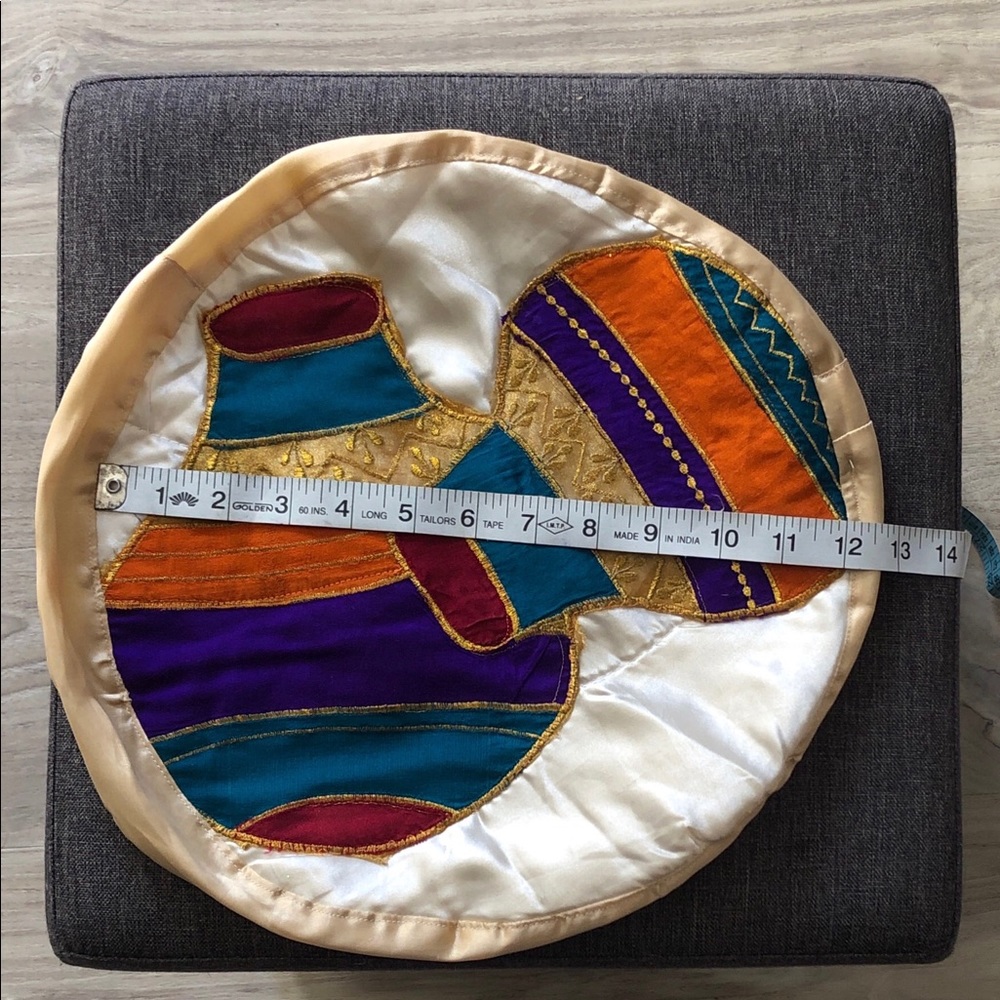 4 Decorative round throw pillows - Picture 3 of 8